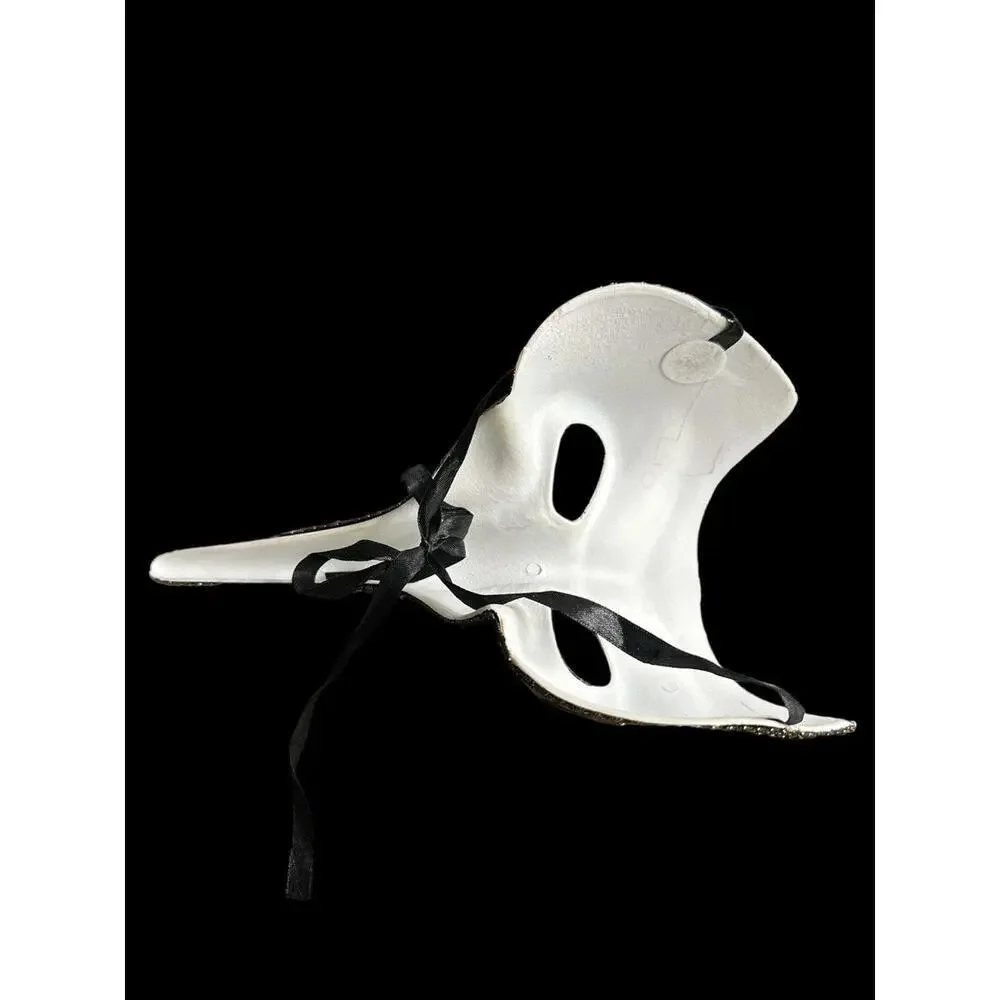 Original Venetian mask in papier-mâché made entirely by hand and decorated by ha